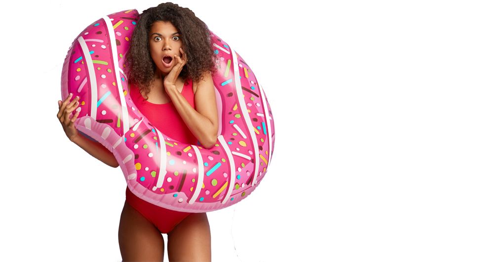 Photo d'une femme qui porte une bouée donuts