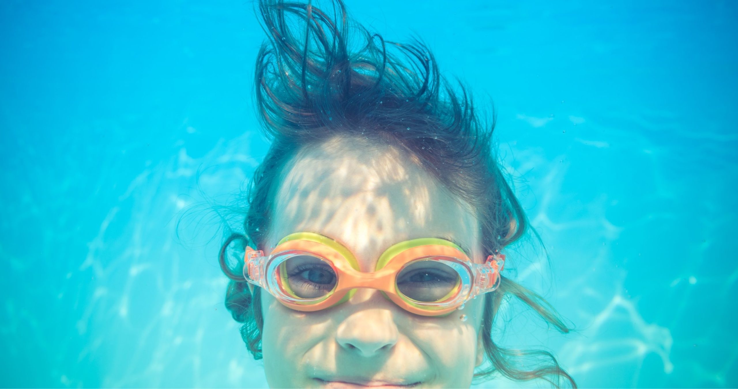 Photo d'un enfant qui retient sa respiration sous l'eau