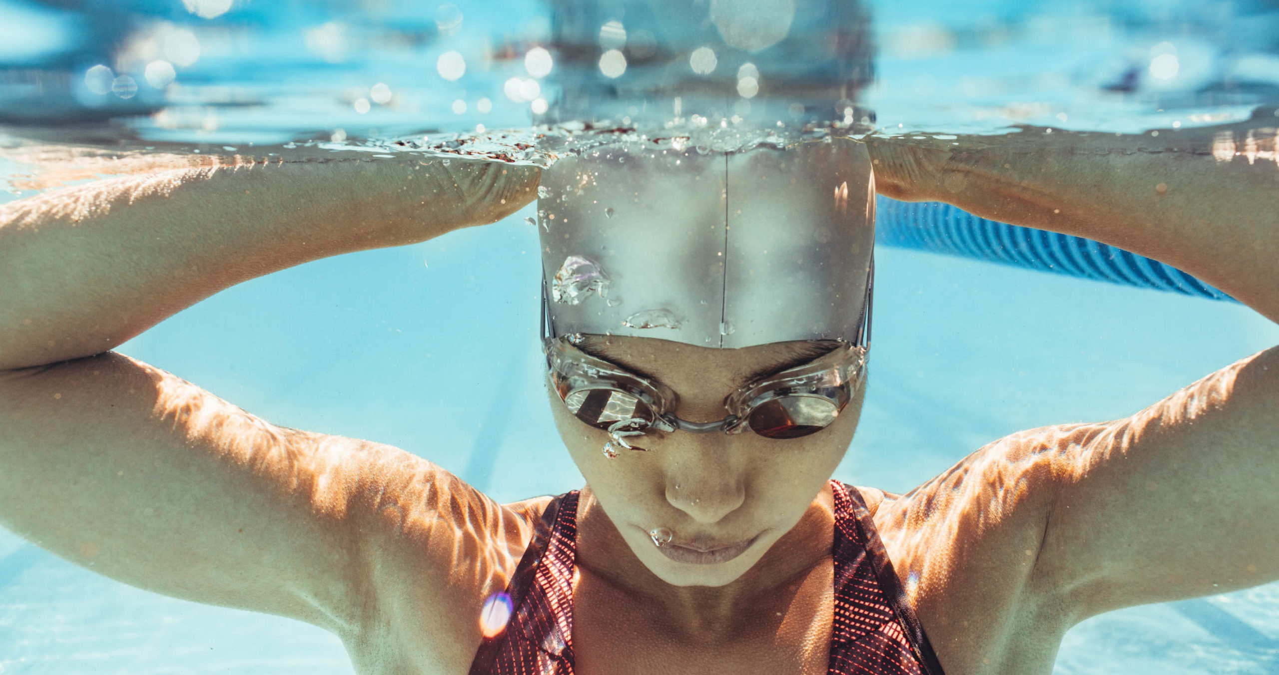 Photo d'une femme qui retient sa respiration sous l'eau